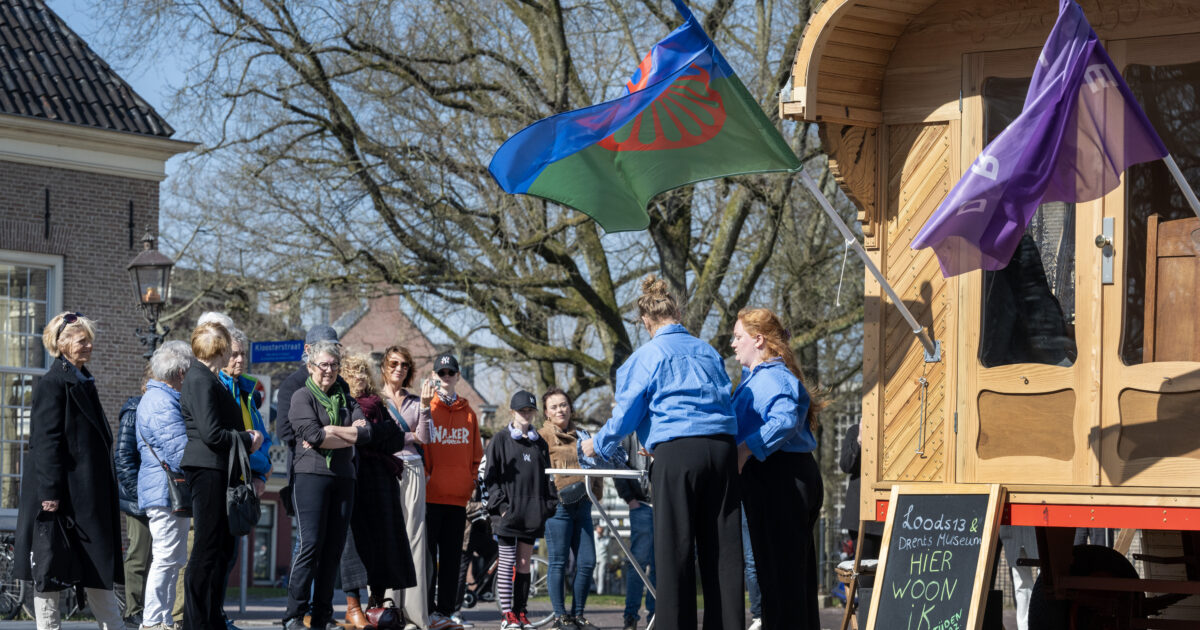Straattheater bij de woonwagen bij kamp Westerbork