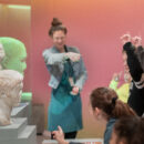 Kinderen krijgen een rondleiding van een museumdocent